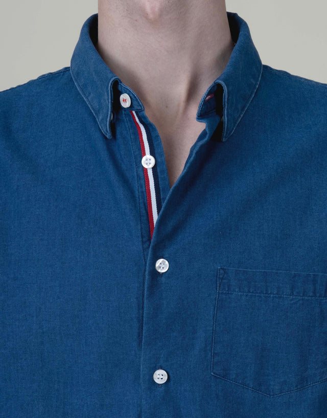 CHEMISE CORFOU EN JEANS CHAMBRAY FONCÉ AVEC GANSE BLEU BLANC ROUGE