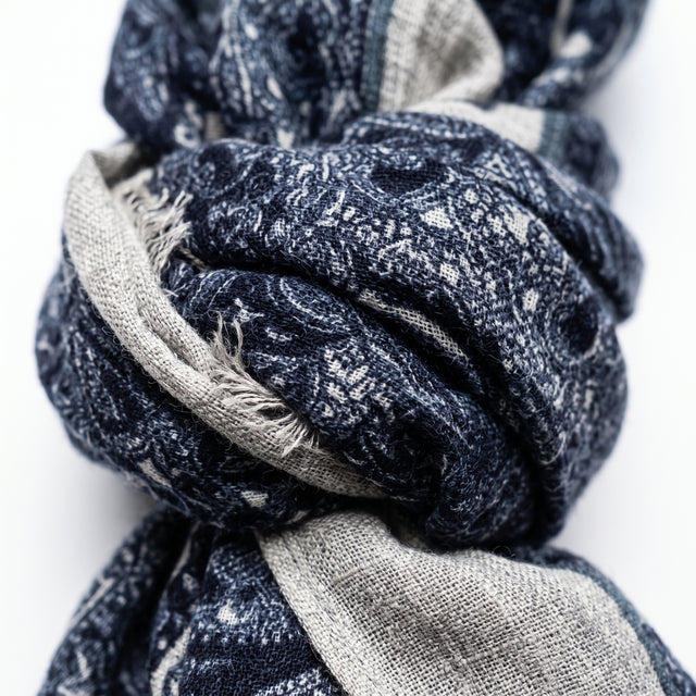Echarpe Fine Grise Clair en Laine à Motifs Cachemire Bleu / Bleu Marine Contour Grise