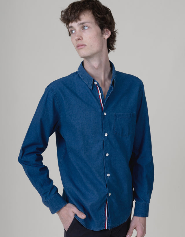 CHEMISE CORFOU EN JEANS CHAMBRAY FONCÉ AVEC GANSE BLEU BLANC ROUGE
