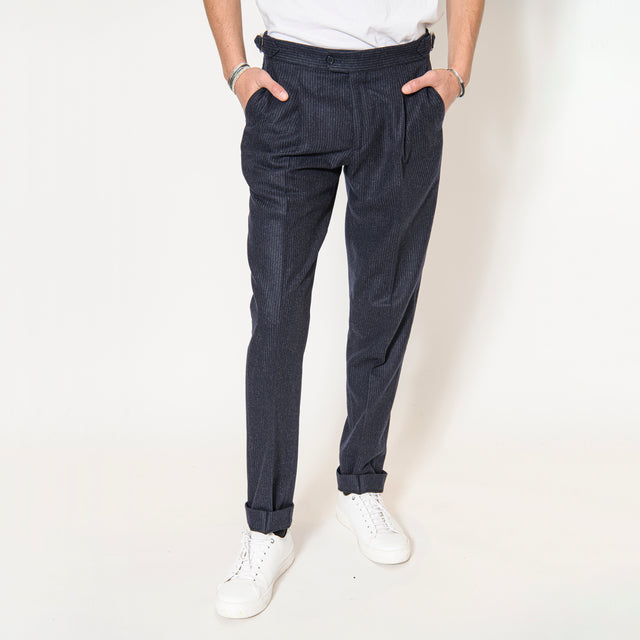 Pantalon à Pinces "Giuseppe" en Flanelle Bleu Marine à Rayure Tennis en Laine de Chez Vitale Barberis Canonico avec Pattes de Serrage