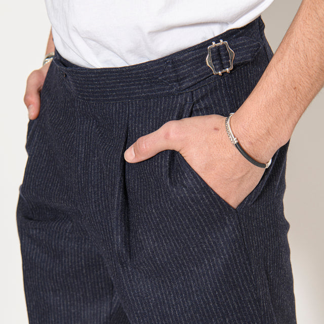Pantalon à Pinces "Giuseppe" en Flanelle Bleu Marine à Rayure Tennis en Laine de Chez Vitale Barberis Canonico avec Pattes de Serrage