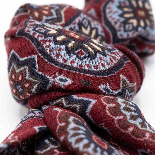 Echarpe Fine Bordeaux en Laine à Motifs Cachemire Ciel / Bleu Marine avec Bords Bordeaux